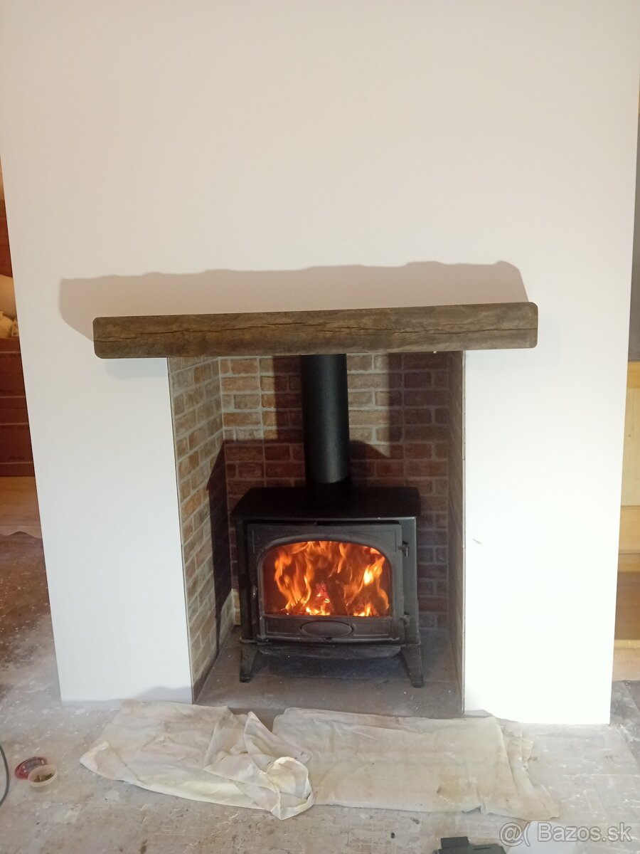 Montáž krbu s tehlovou nikou